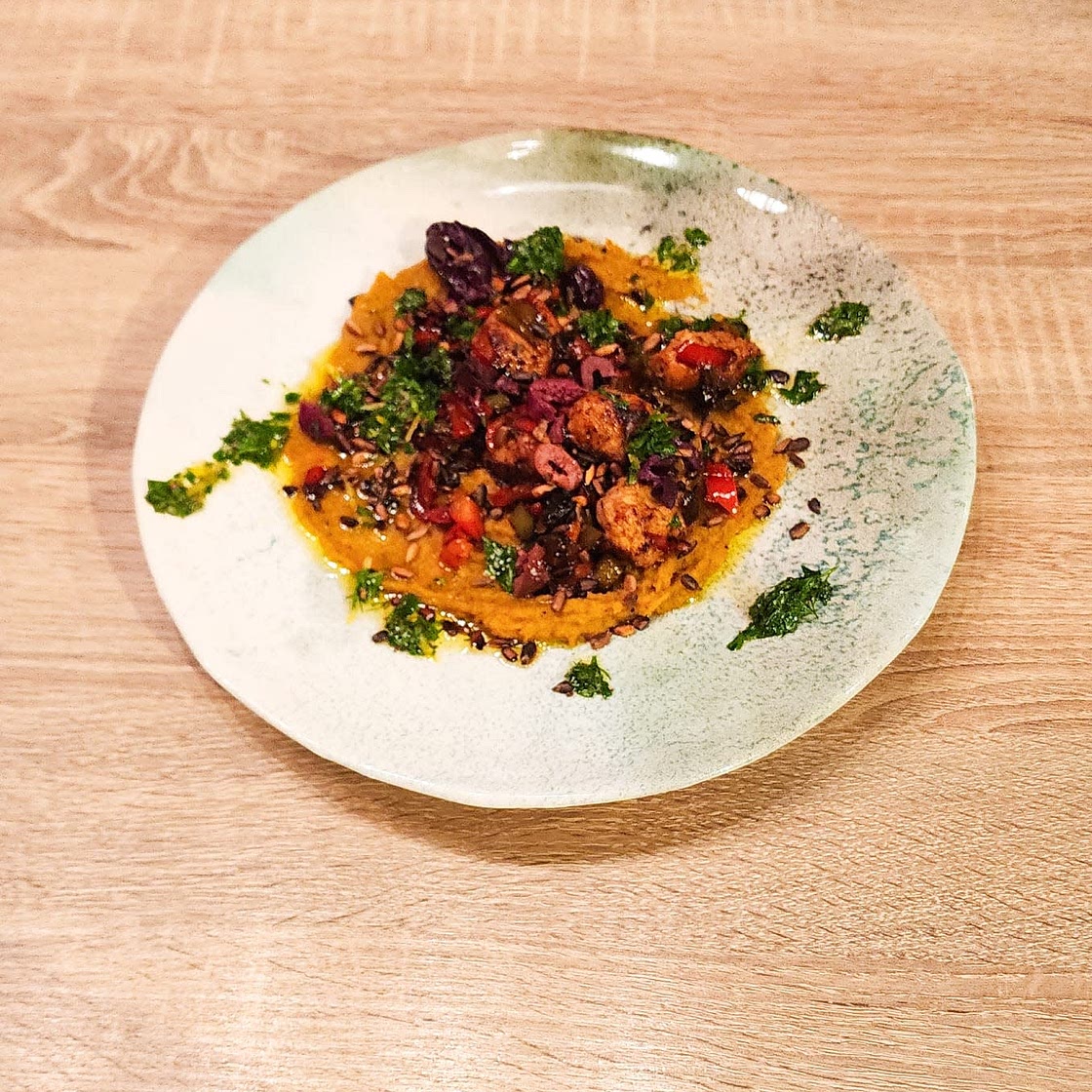 Boulettes de poulet avec une purée de carotte et lentilles