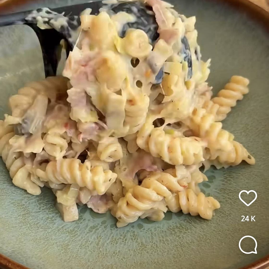 One pot pasta au poireau, Boursin, jambon et champignons