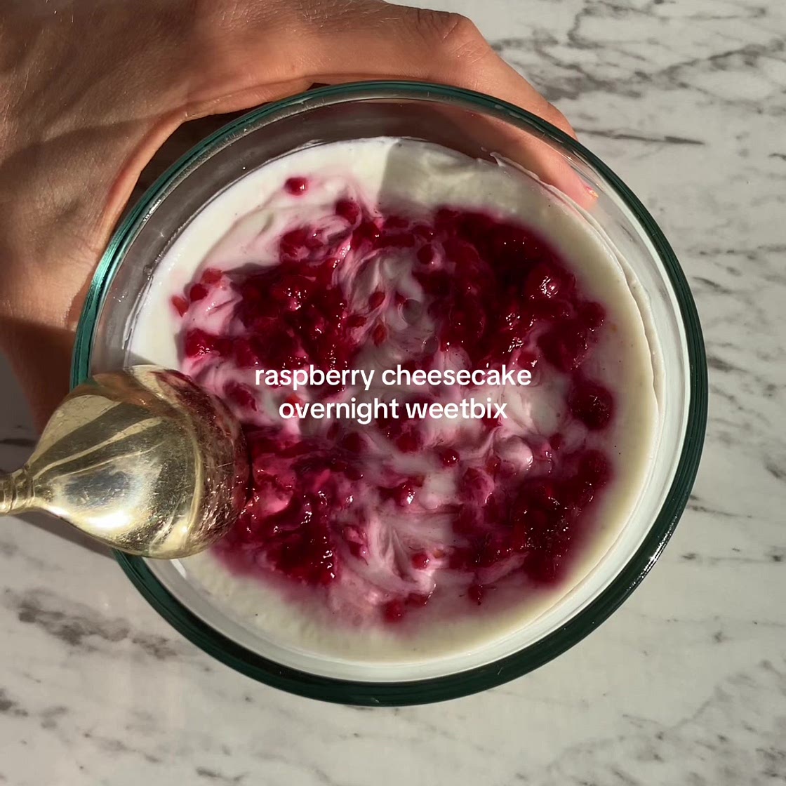 raspberry cheesecake overnight weetbix 🍓🤍✨ ingredients: 3x weetbix (can sub for 3/4 cup oats for my US friends) 1/2 cup milk 1