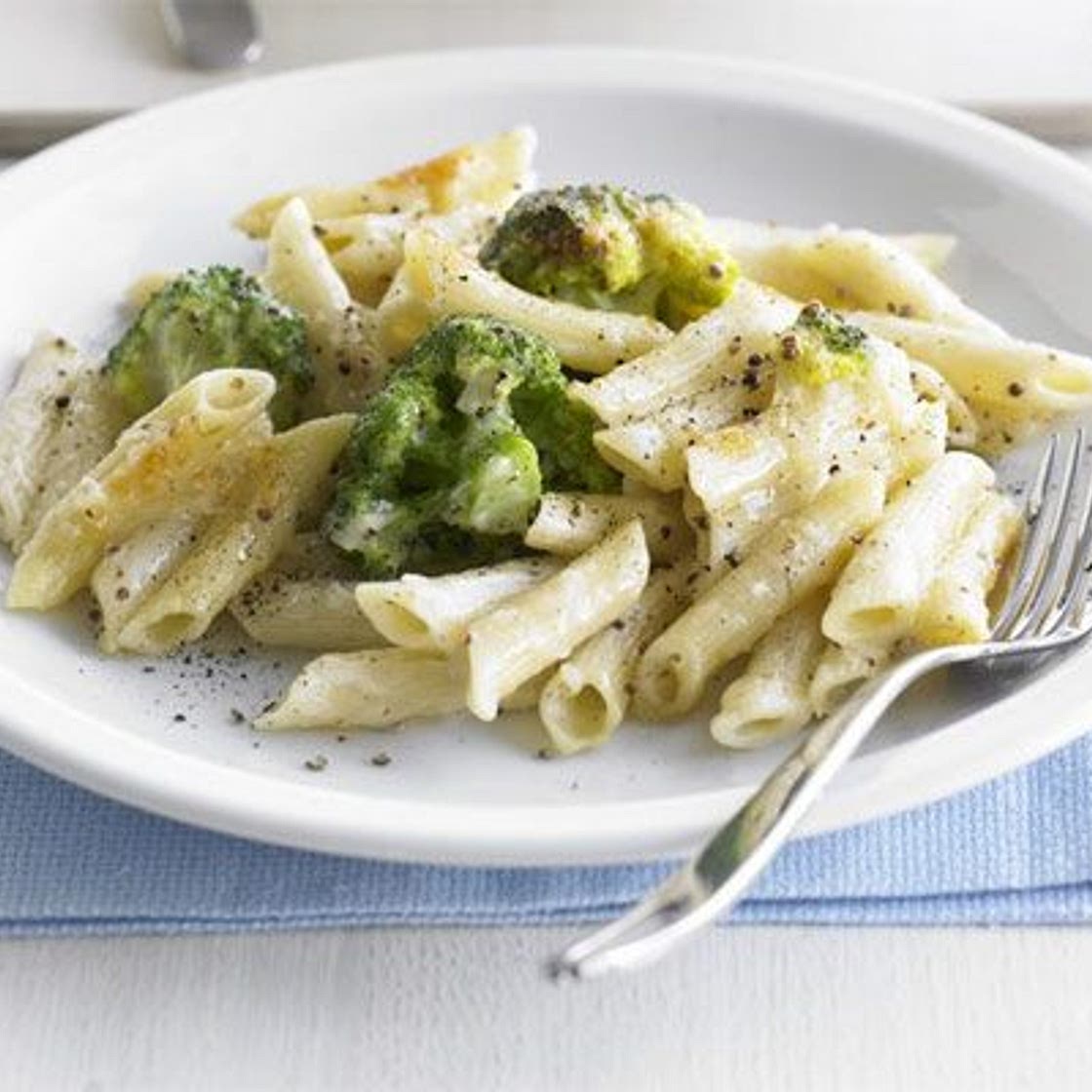 Cheesy broccoli pasta bake