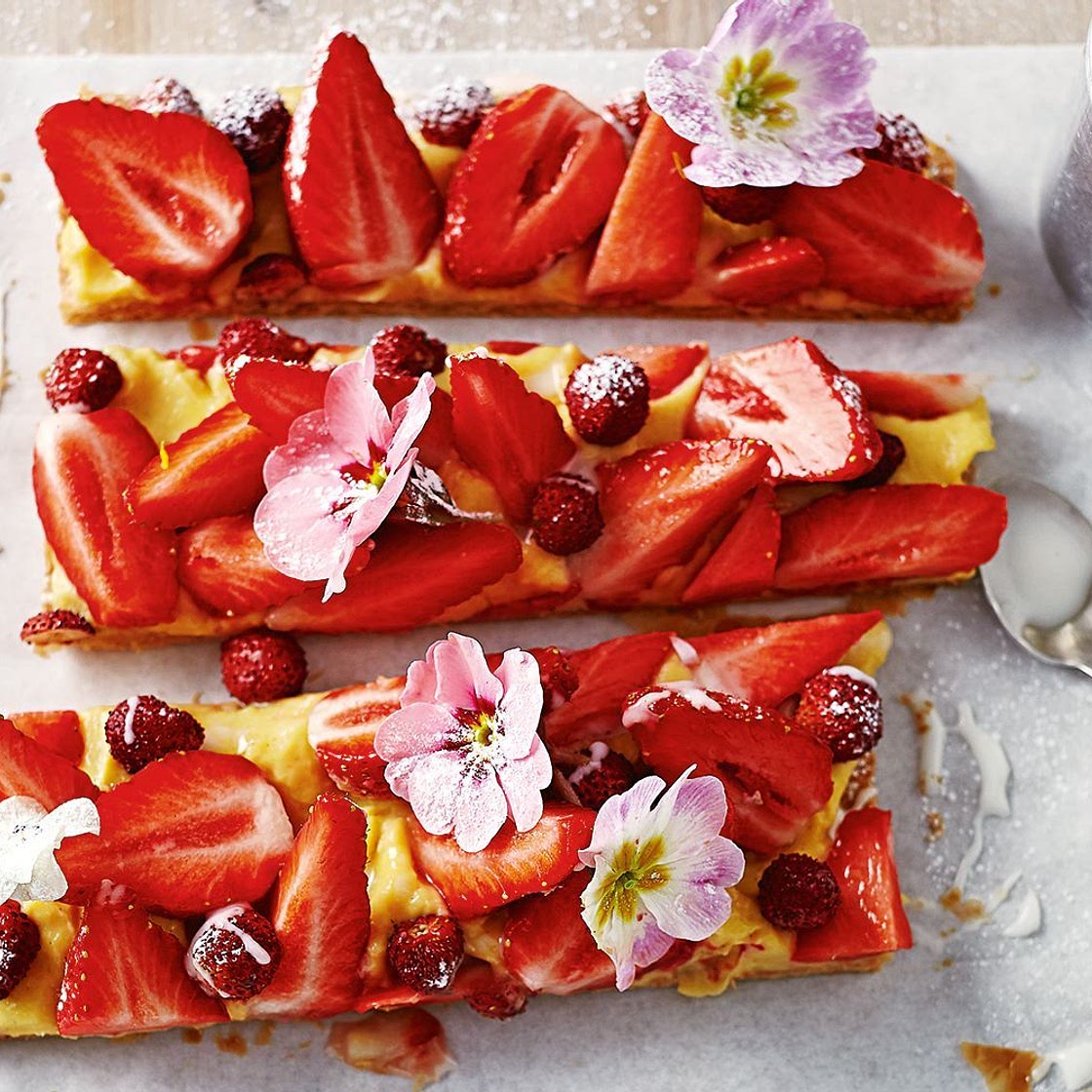 Jamie Oliver's strawberry slice