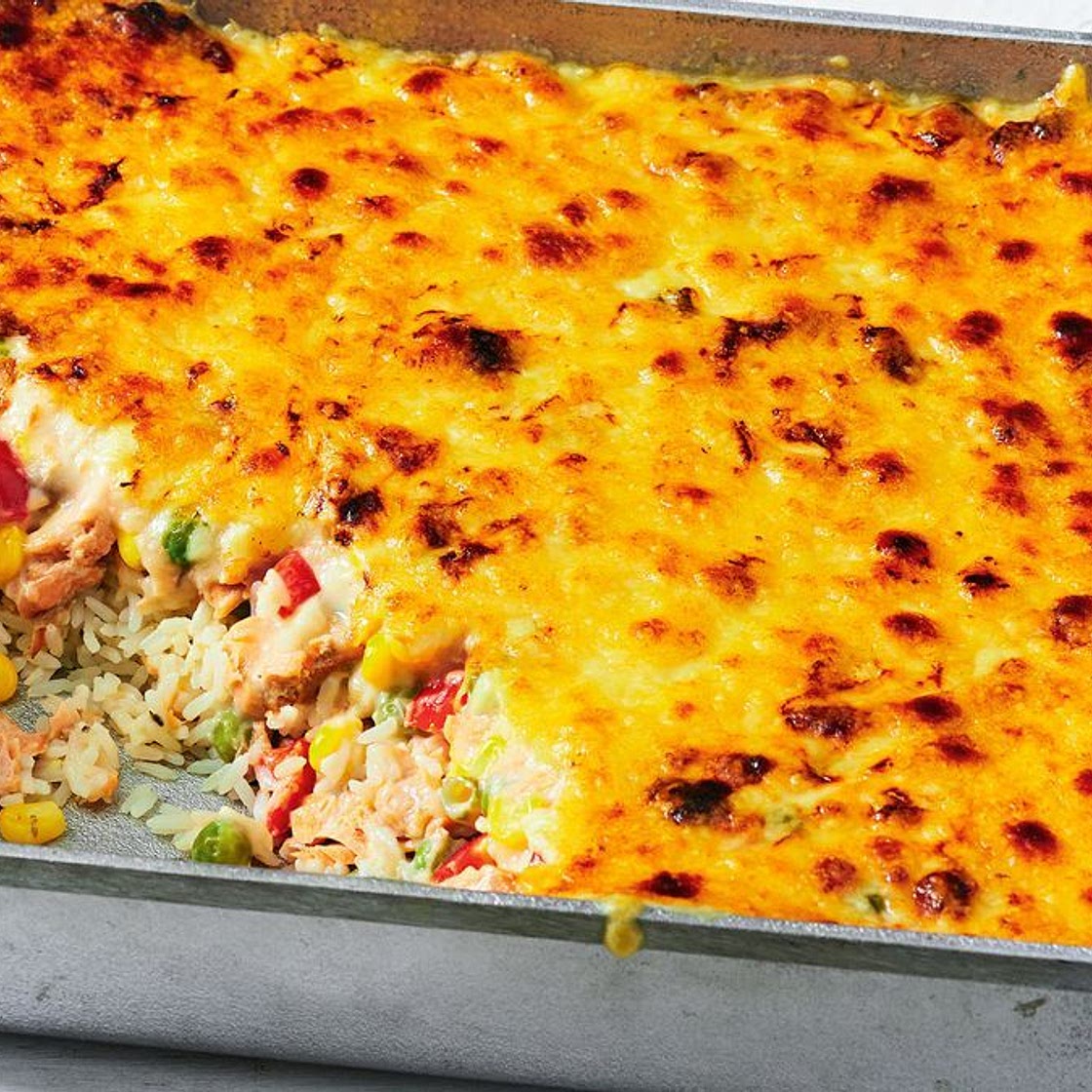 10-minute cheesy salmon rice bake recipe