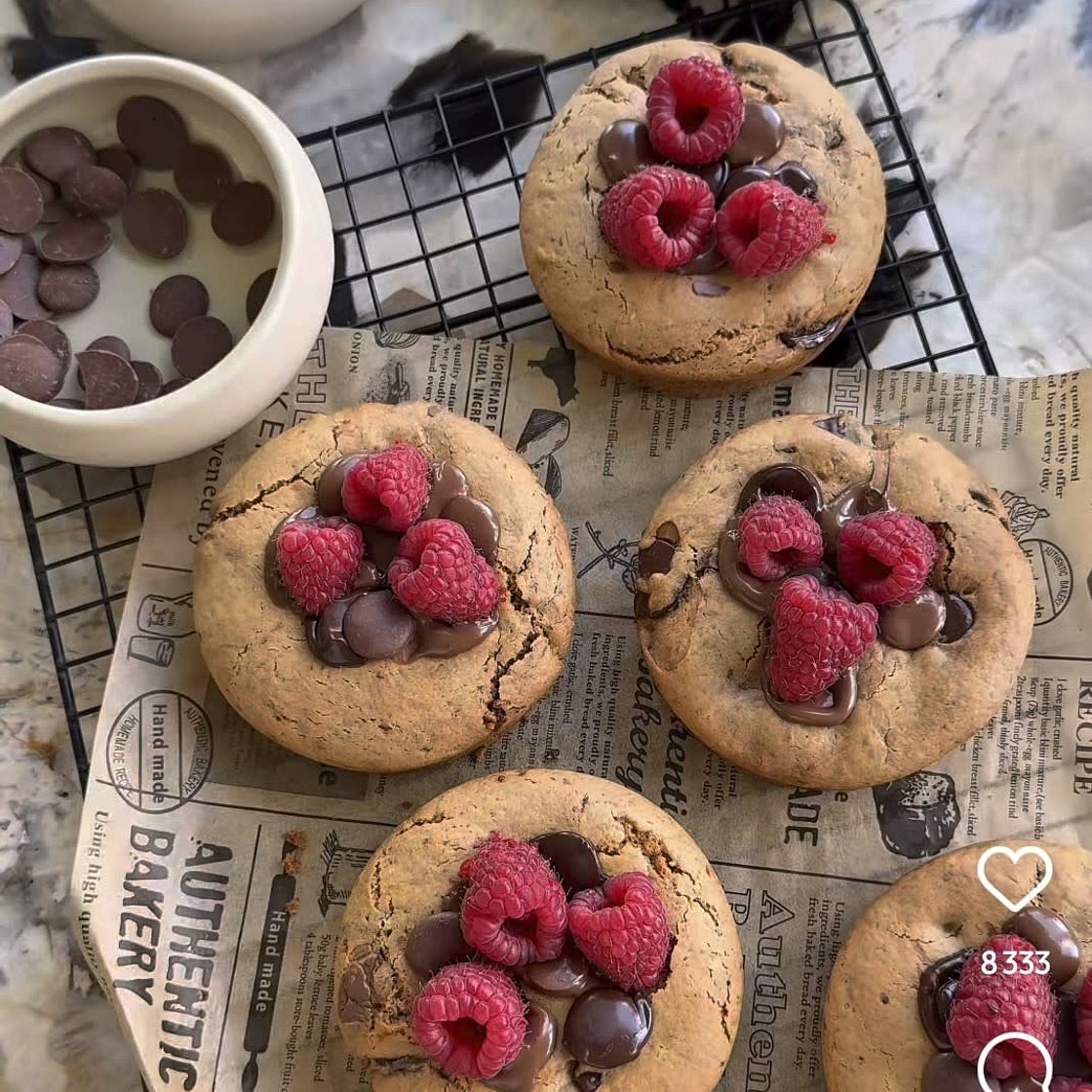 Cookies chocolat noir, chocolat au lait & framboises