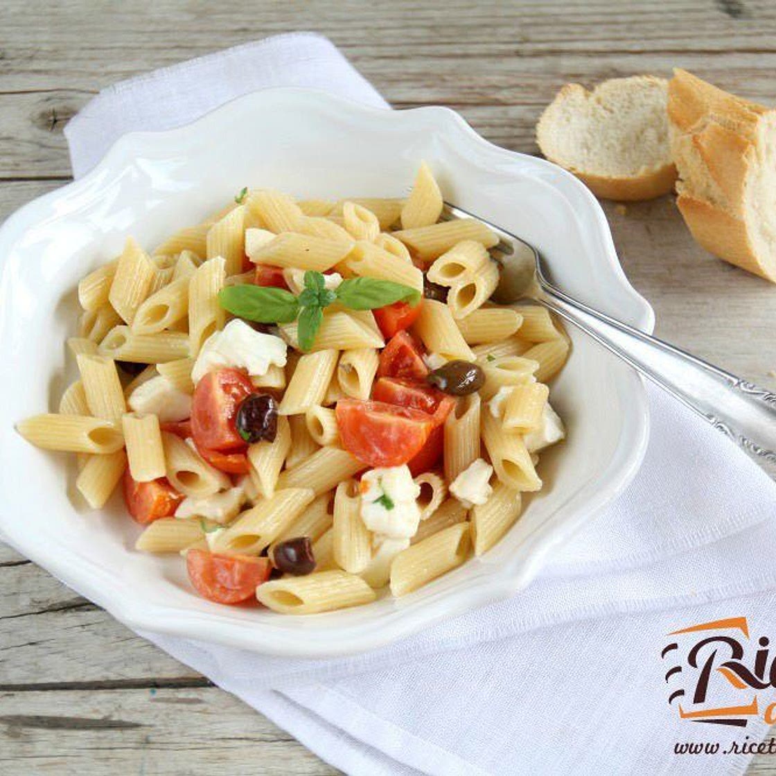 Penne fredde pomodoro, mozzarella e olive nere
