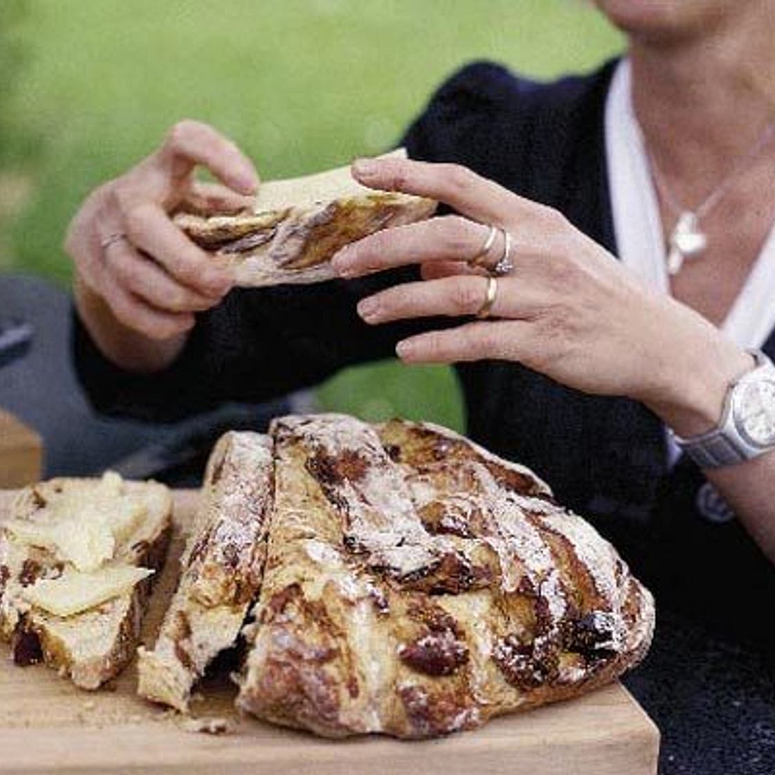 Cracked black pepper & figgy bread
