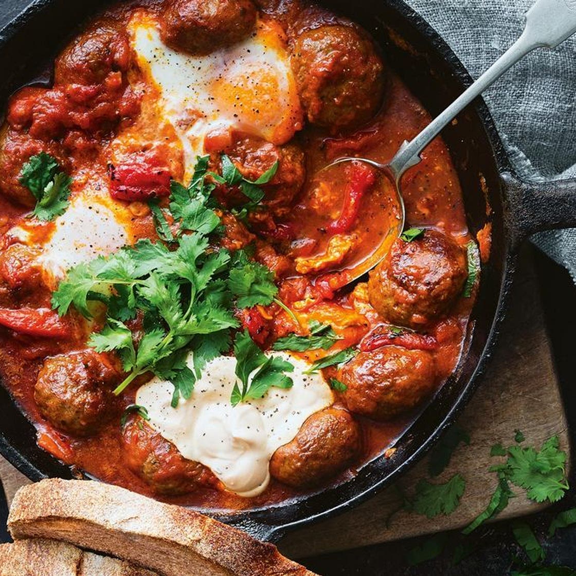 Spicy tomato and capsicum meatball shakshuka