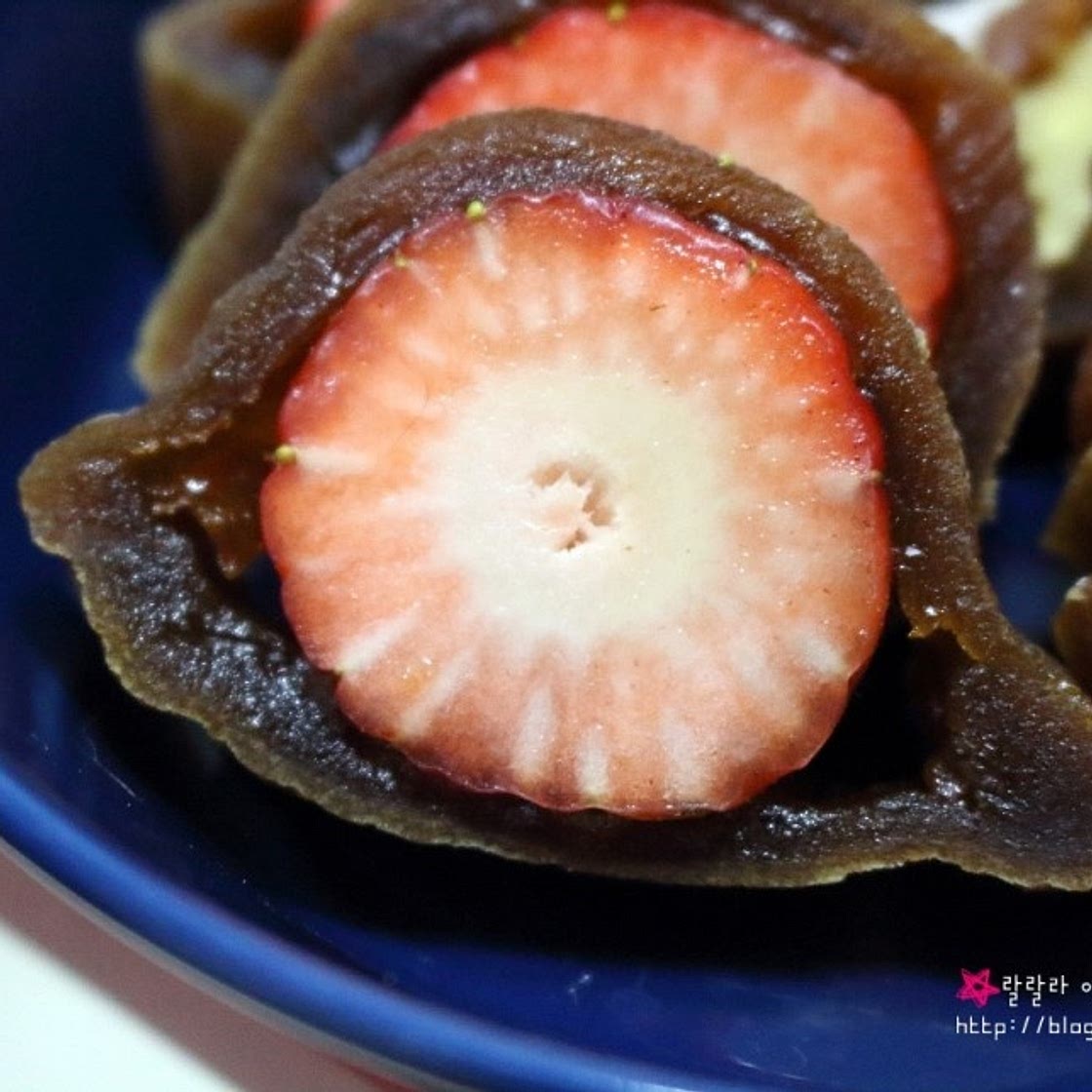 (홈 디저트) 곶감 딸기 말이 - 곶감 디저트