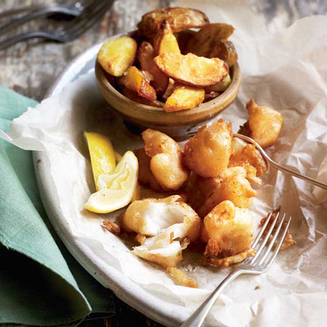 Beer-battered fish bites with chunky chips