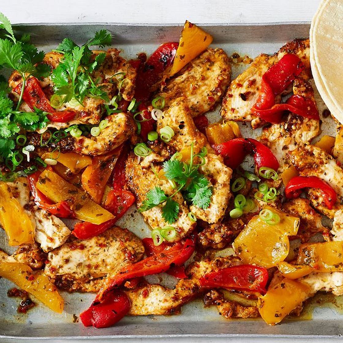 10-minute chicken fajita tray bake recipe