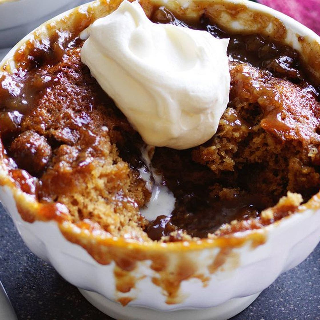 Sticky date self-saucing puddings