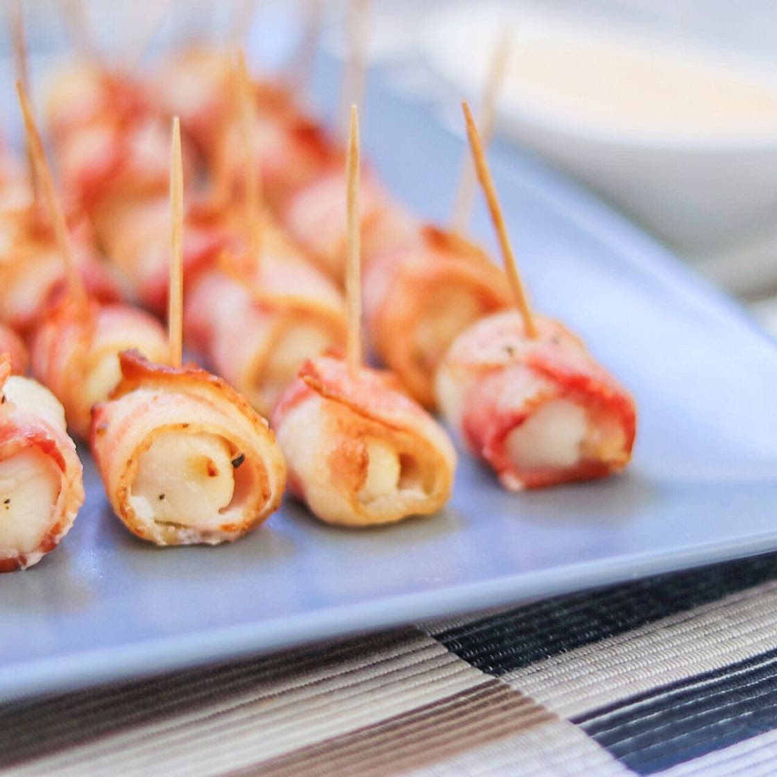 Air Fryer Bacon-Wrapped Scallops with Sriracha Mayo