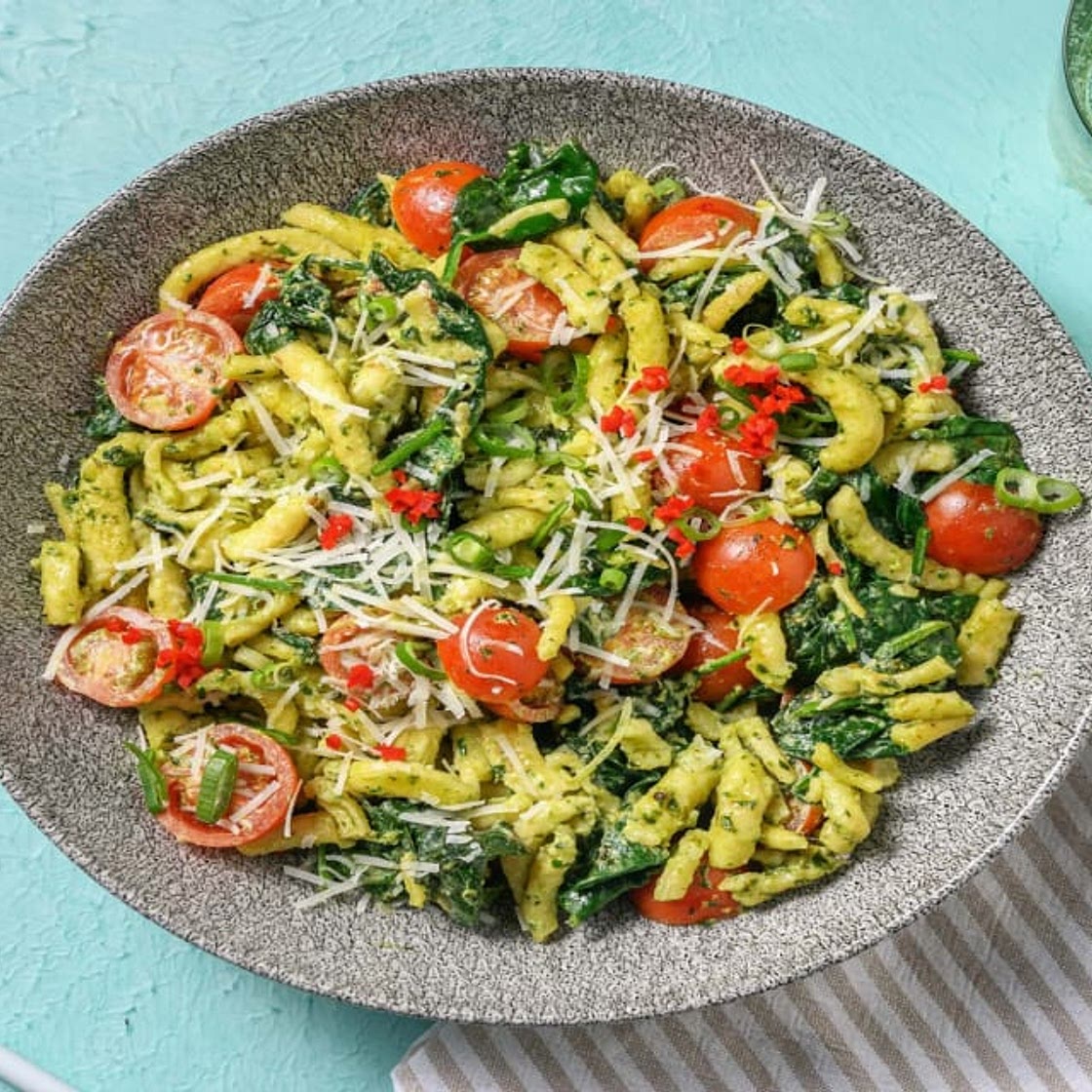 Italienische Spätzlepfanne mit cremiger Pestosoße, Babyspinat und Kirschtomaten