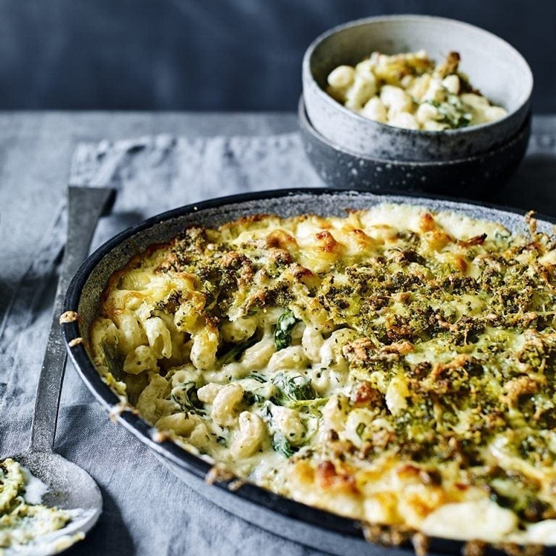 Macaroni cheese with spinach and pesto pangrattato