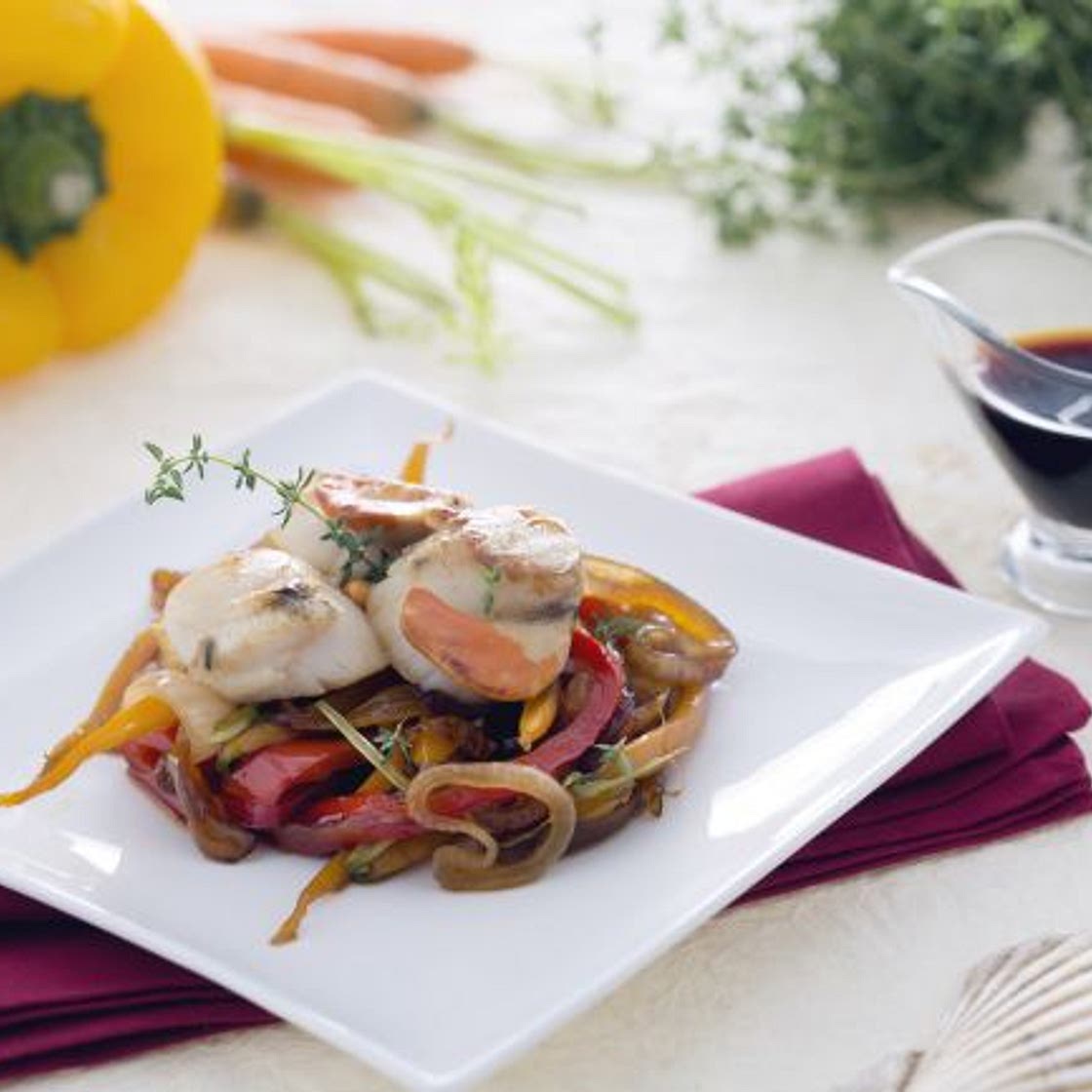 Capesante su letto di cipolle caramellate con carote e peperoni alla soia