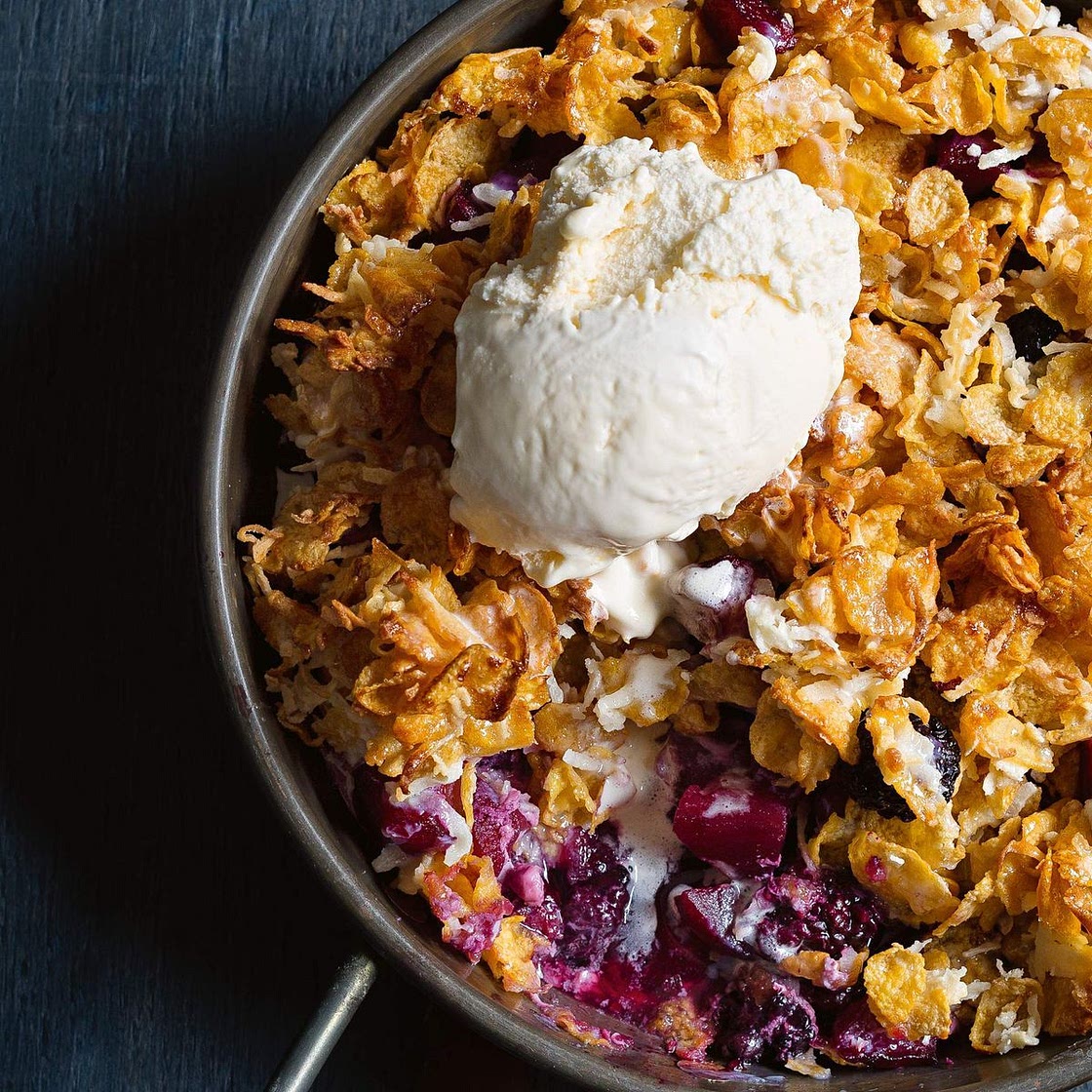 Apple and blackberry cornflake crumble