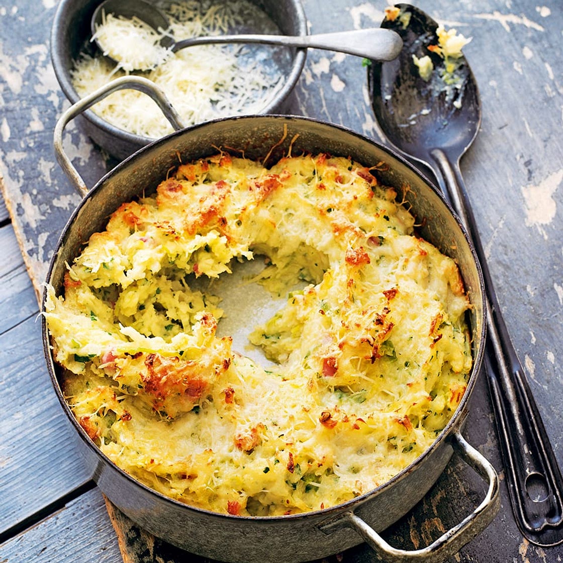 Mashed potato pie with bacon, leeks and cheese