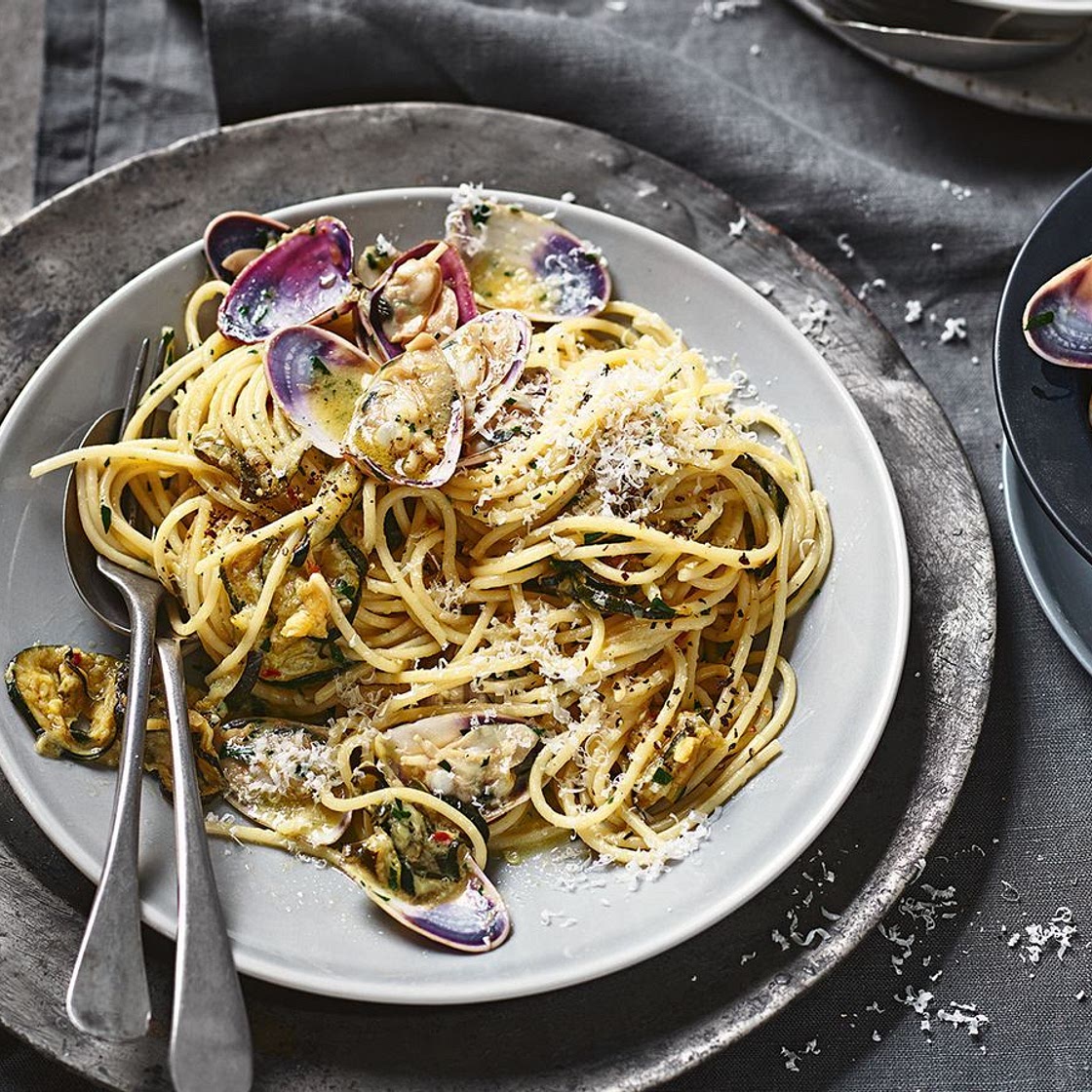 Zucchini, garlic and vongole spaghetti