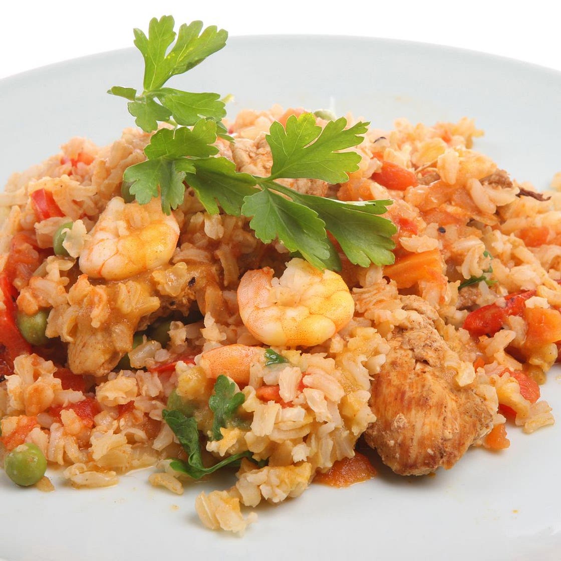 Riz sauté aux crevettes et poulet