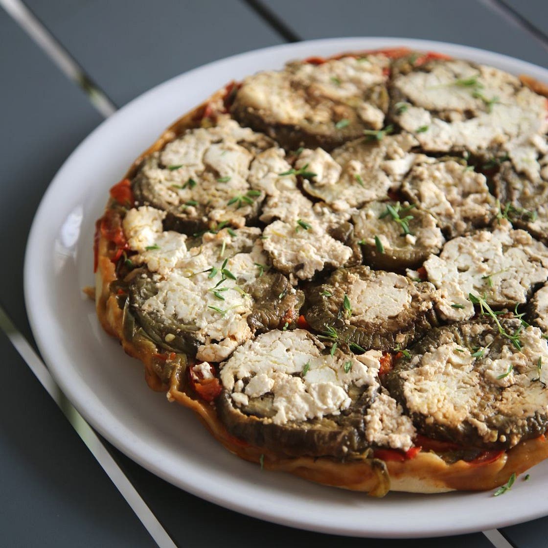 Tatin d'aubergines et de poivrons au chèvre frais