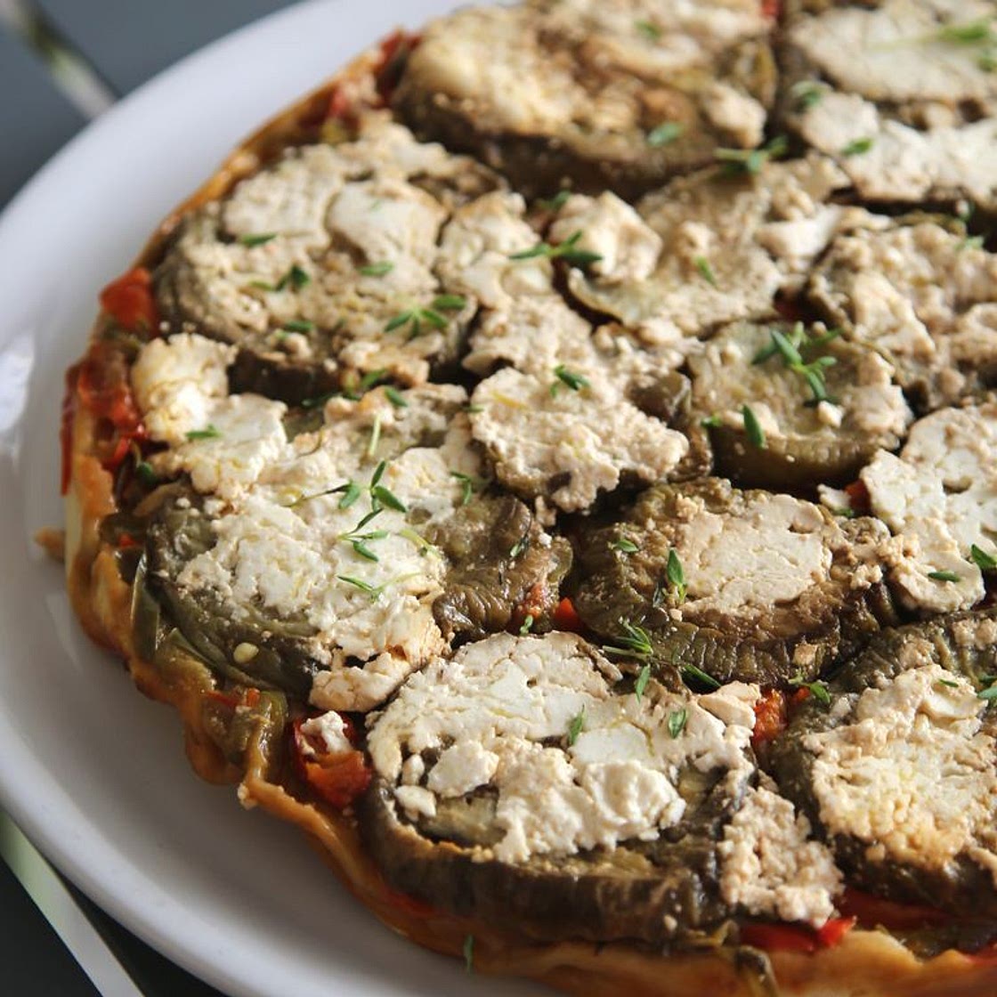 Tatin d'aubergines et de poivrons au chèvre frais