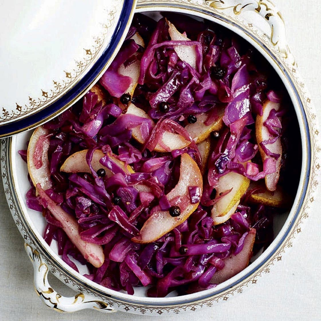 Stir-fried red cabbage with juniper and pears