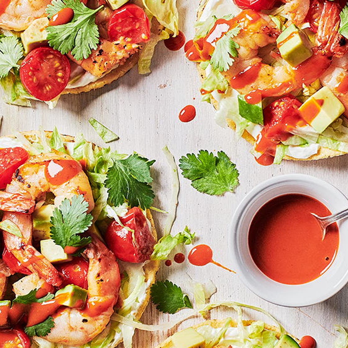 Tostadas aux crevettes et aux tomates grillées