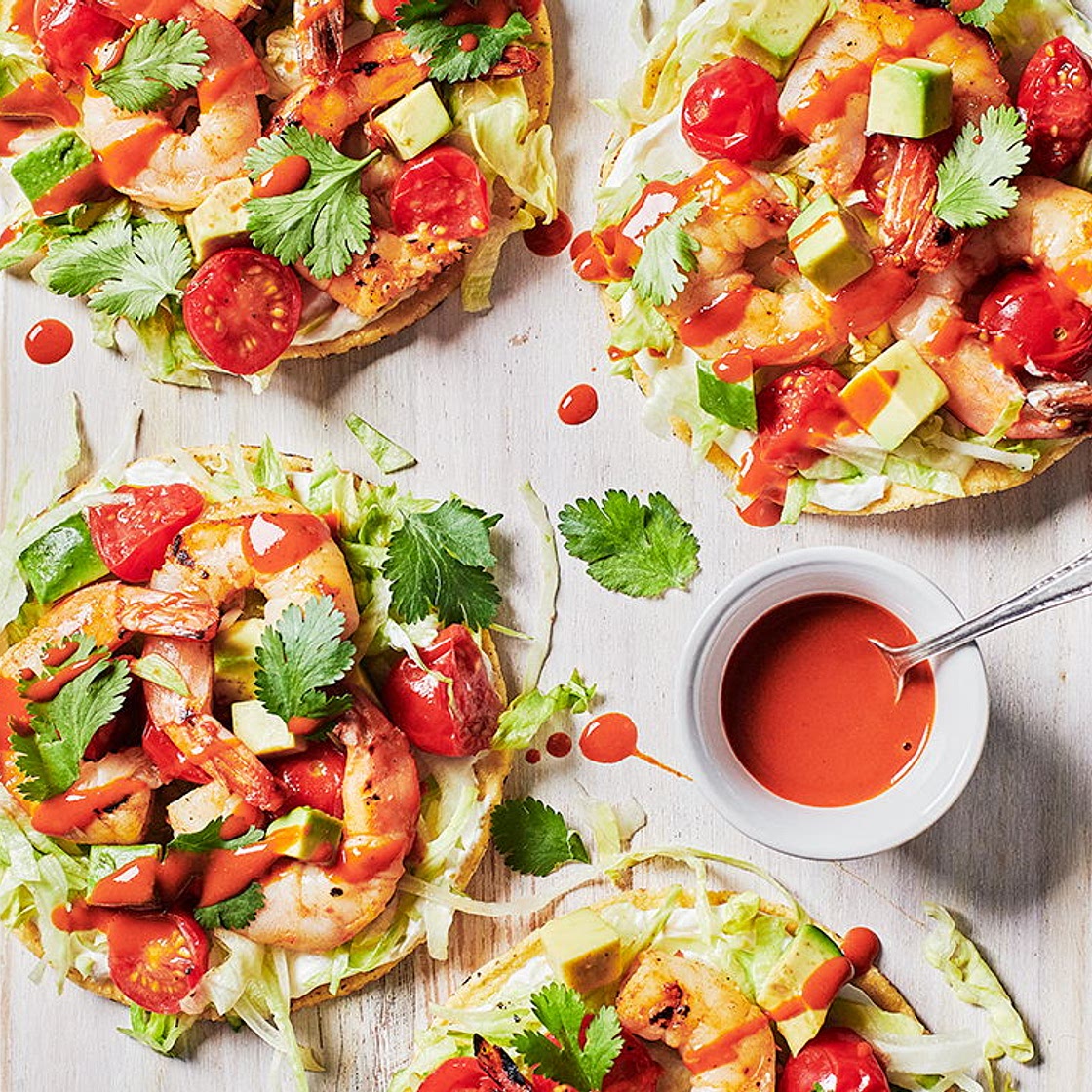 Tostadas aux crevettes et aux tomates grillées