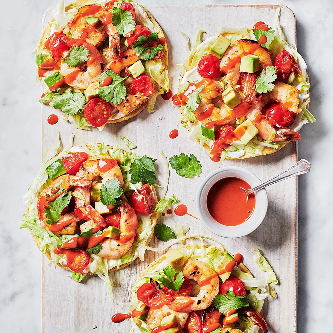 Tostadas aux crevettes et aux tomates grillées