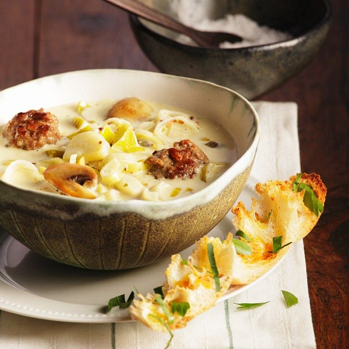 Lauchsuppe mit Käse und Fleischbällchen