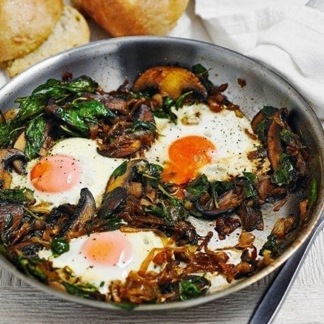 Fried eggs with spicy onions and spinach