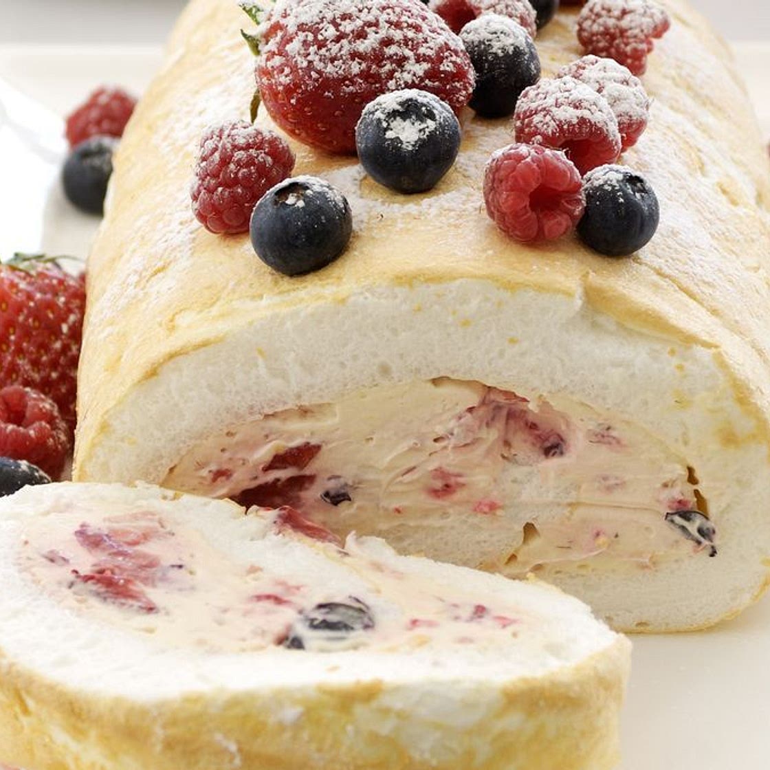 Berry meringue roll
