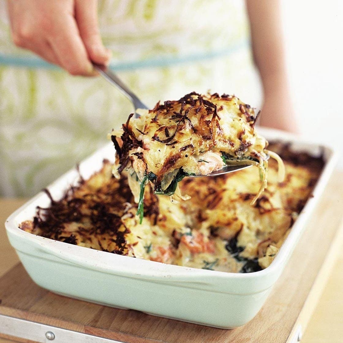Salmon and spinach rösti bake