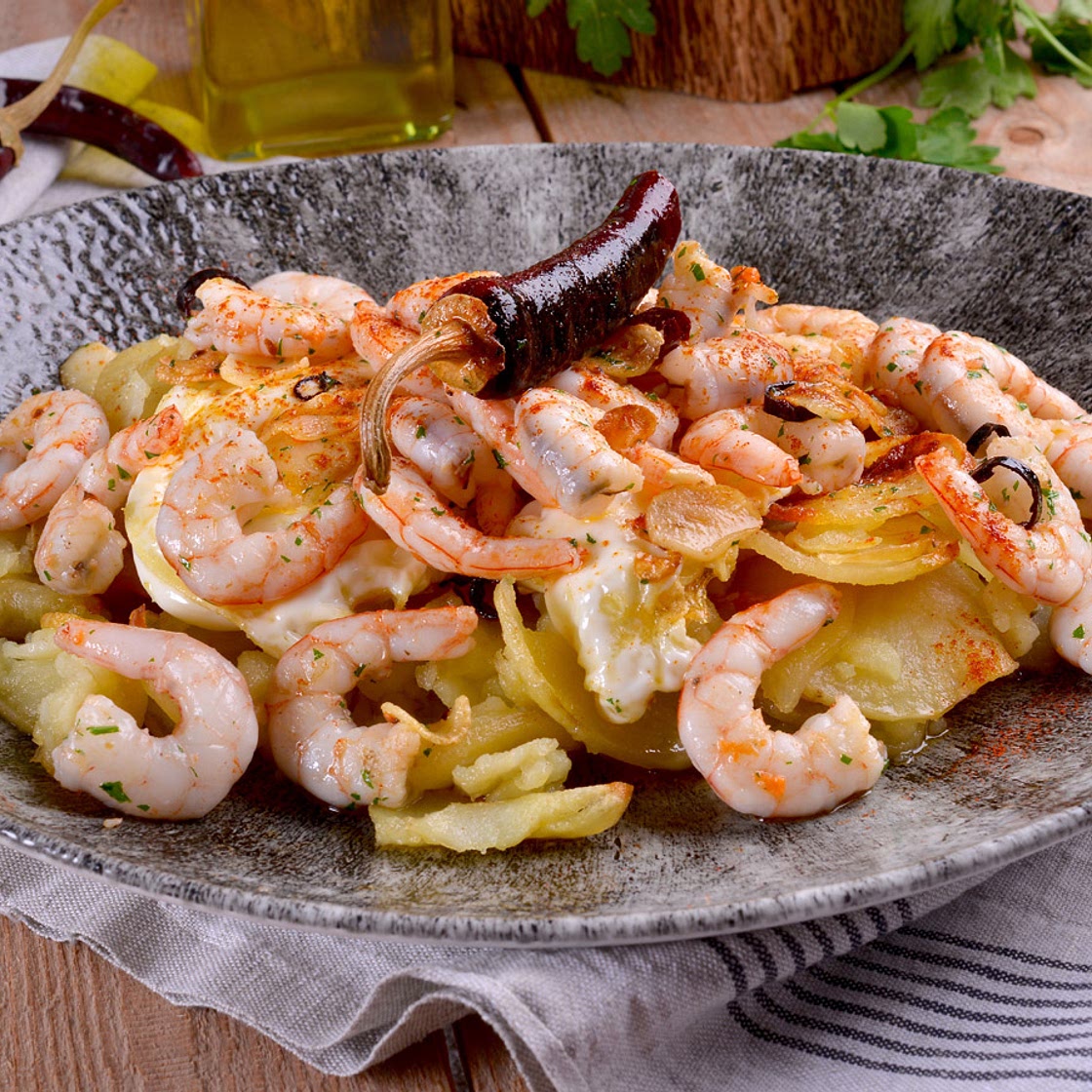 Gambas al ajillo con huevos fritos