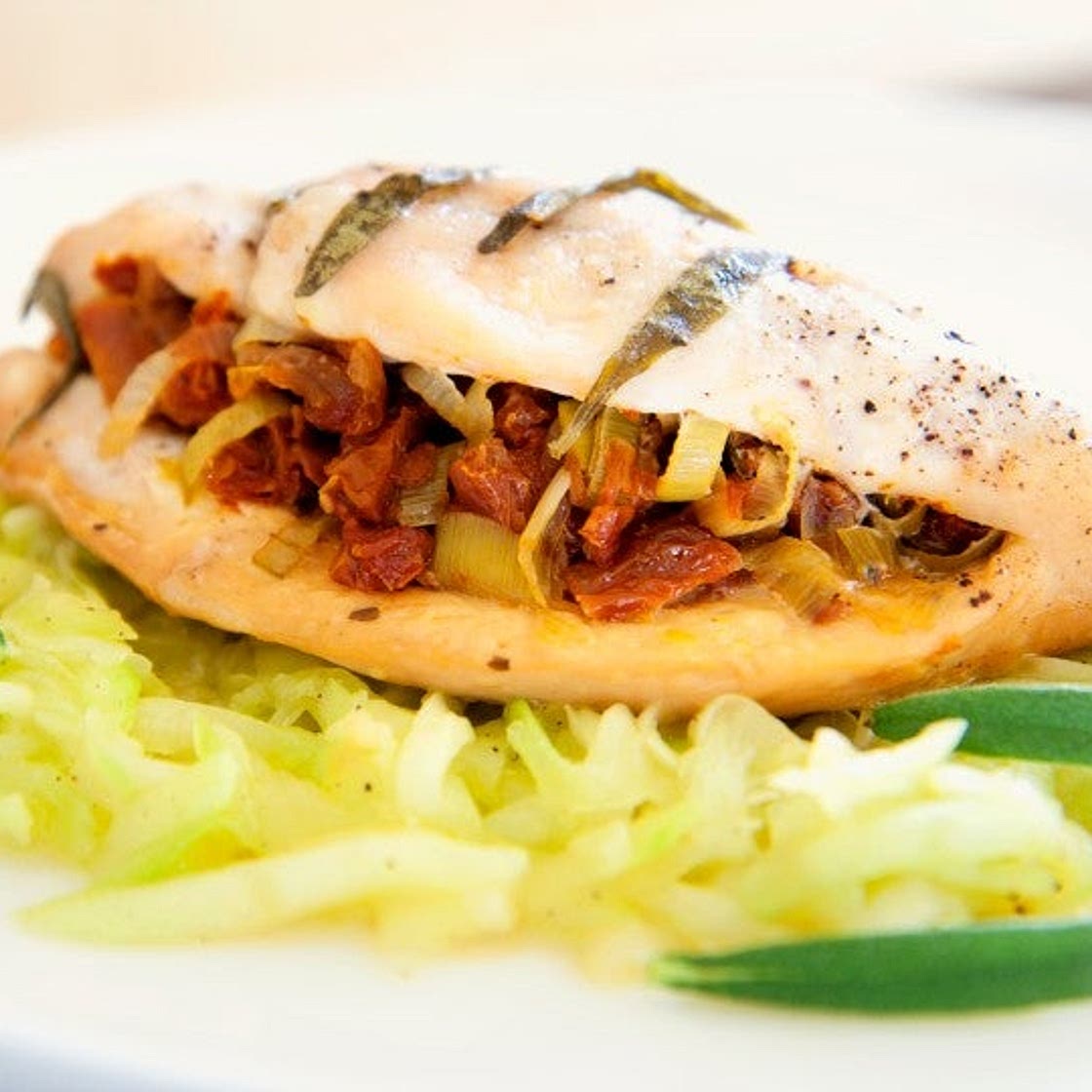 Saludables pechugas rellenas de nopales, ¡para comer o cenar!