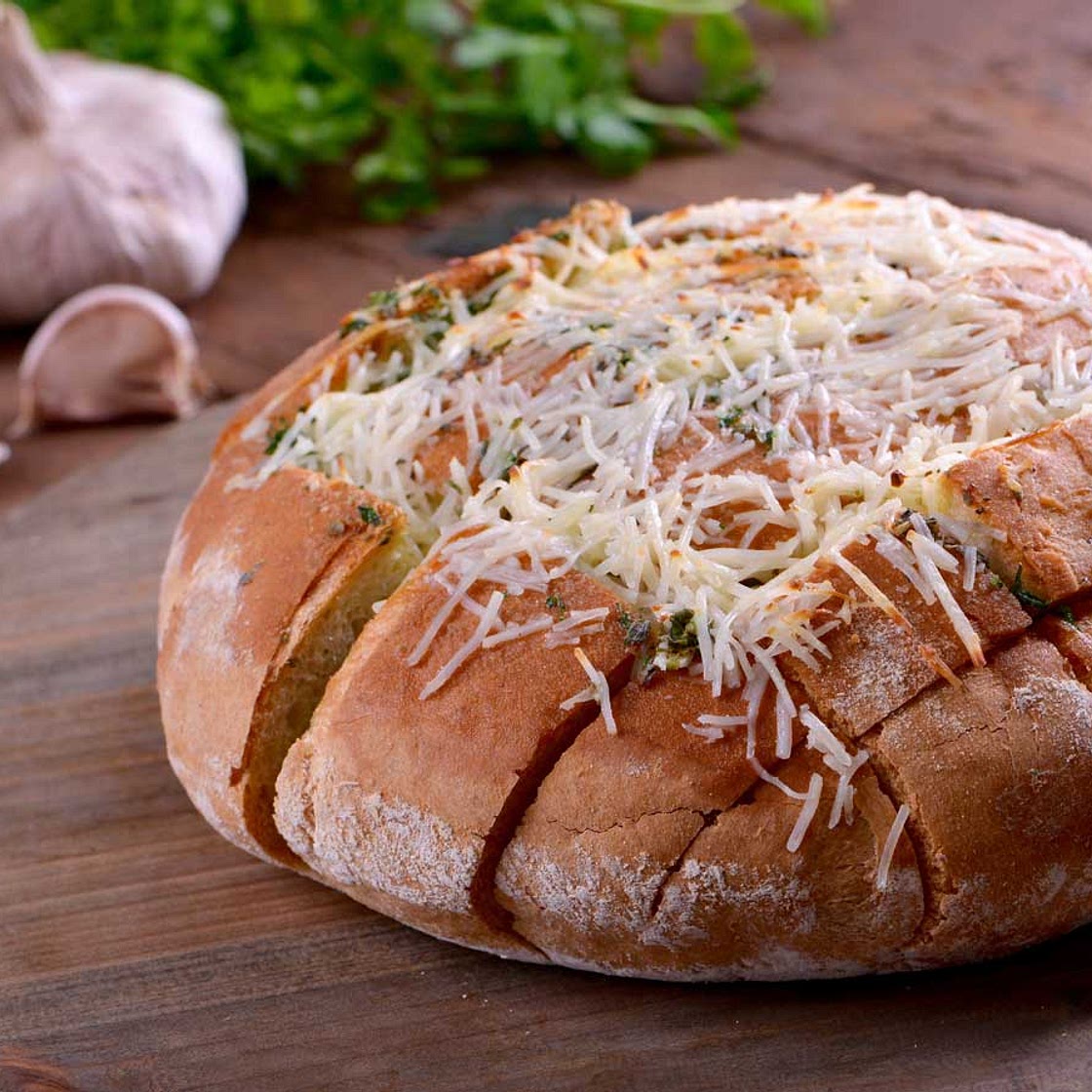 Pan de hogaza con queso y hierbas