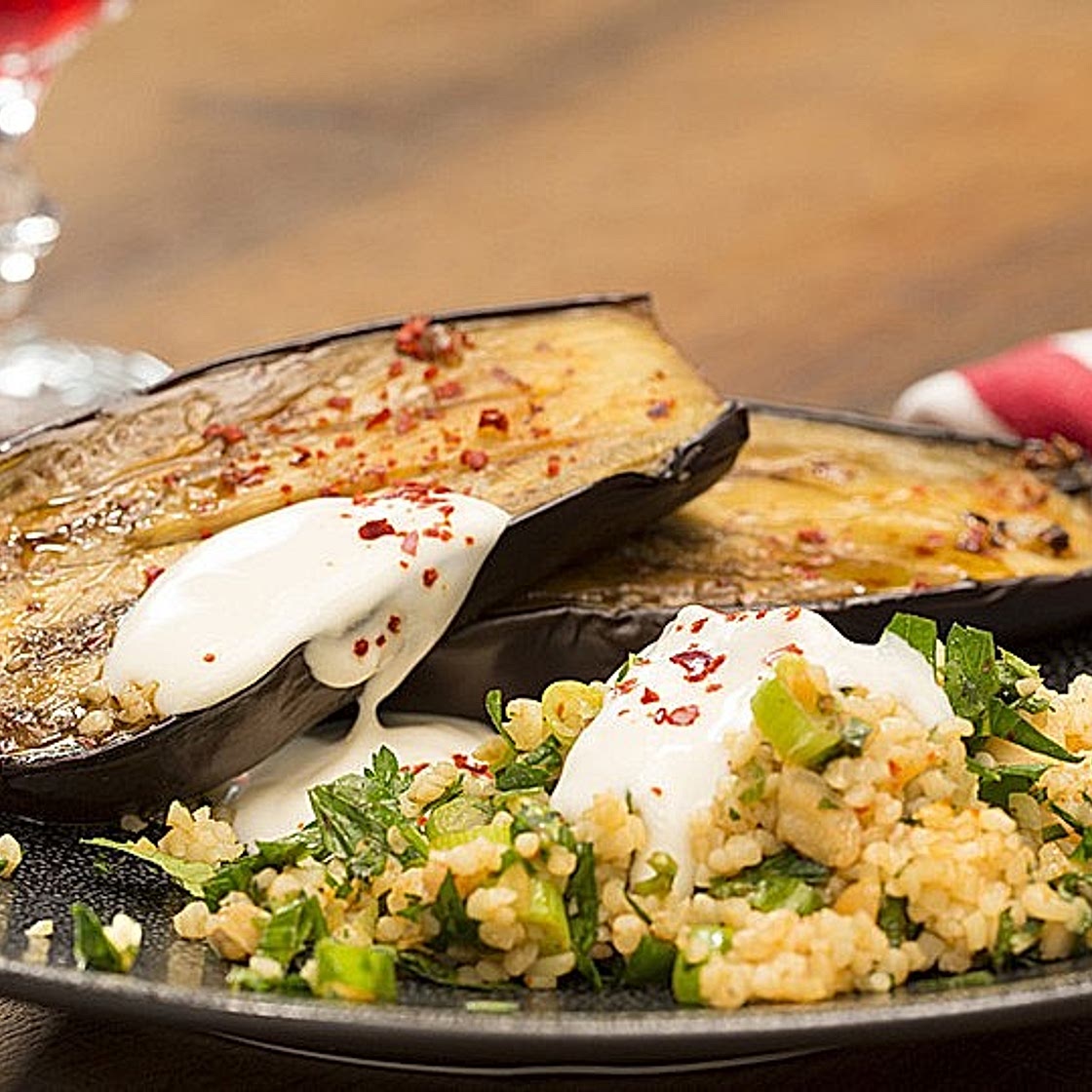 Gebackene Auberginen mit Bulgur-Salat