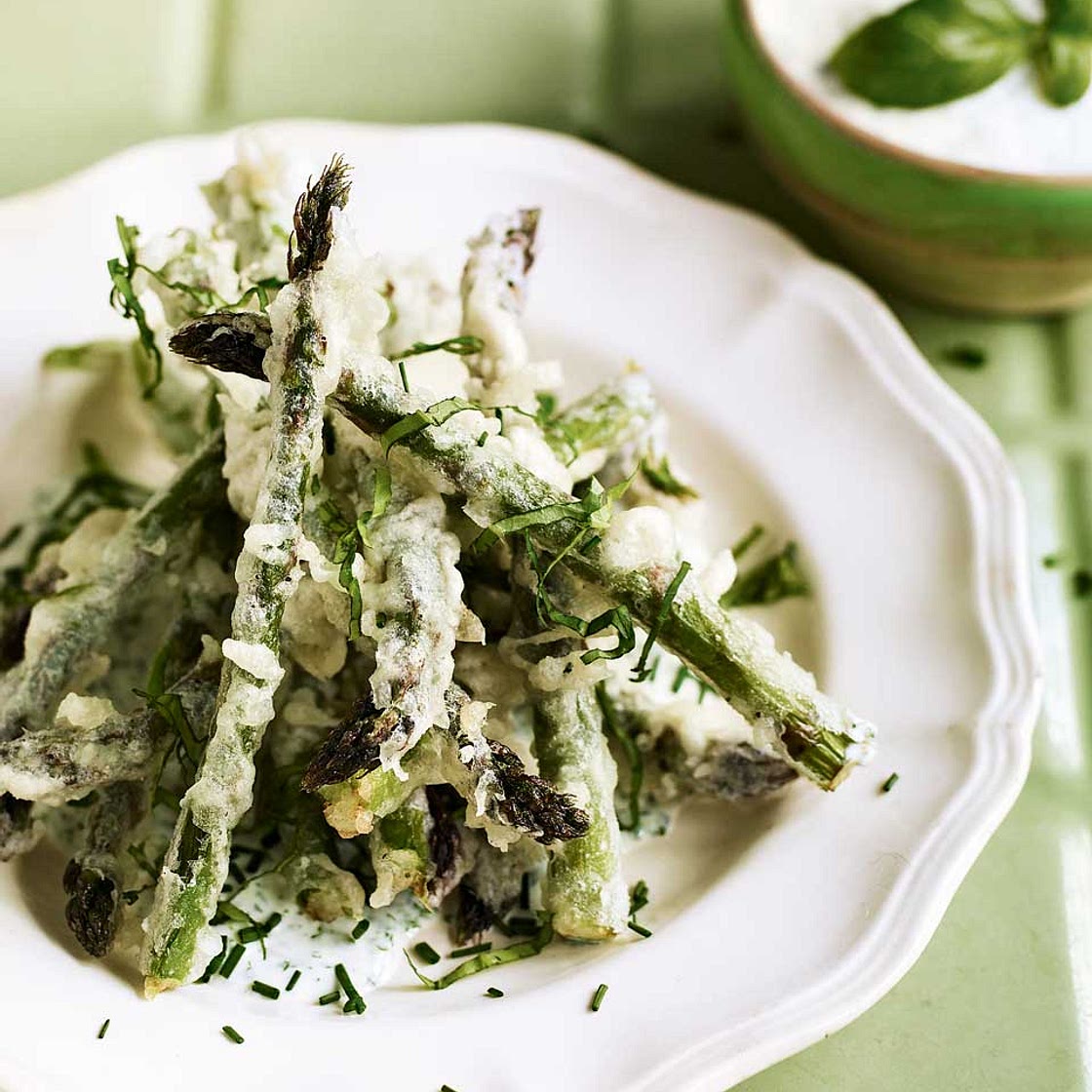 Asparagus tempura with garlic and herb sauce