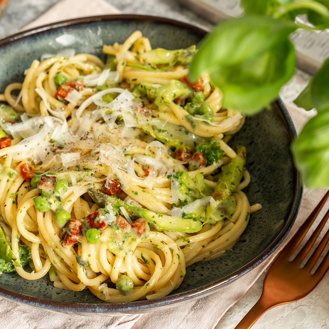 Pasta Carbonara mit grünem Gemüse