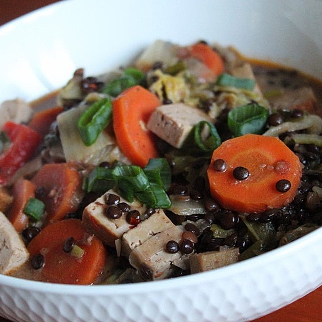 Chinakohl-Tofu-Eintopf mit Kokosmilch und Beluga-Linsen