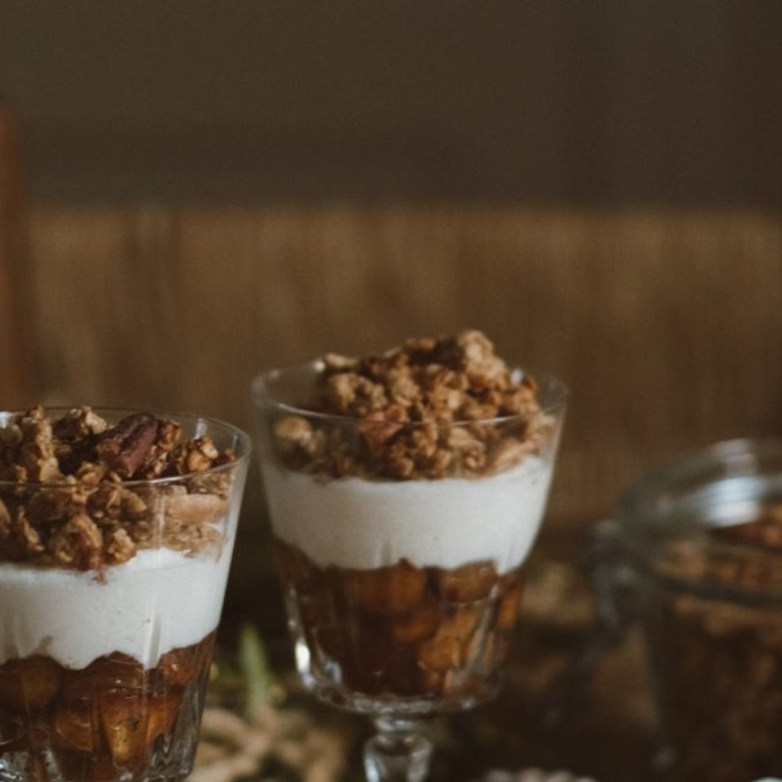Verrines de pommes caramélisées, faisselle et granola à la cannelle