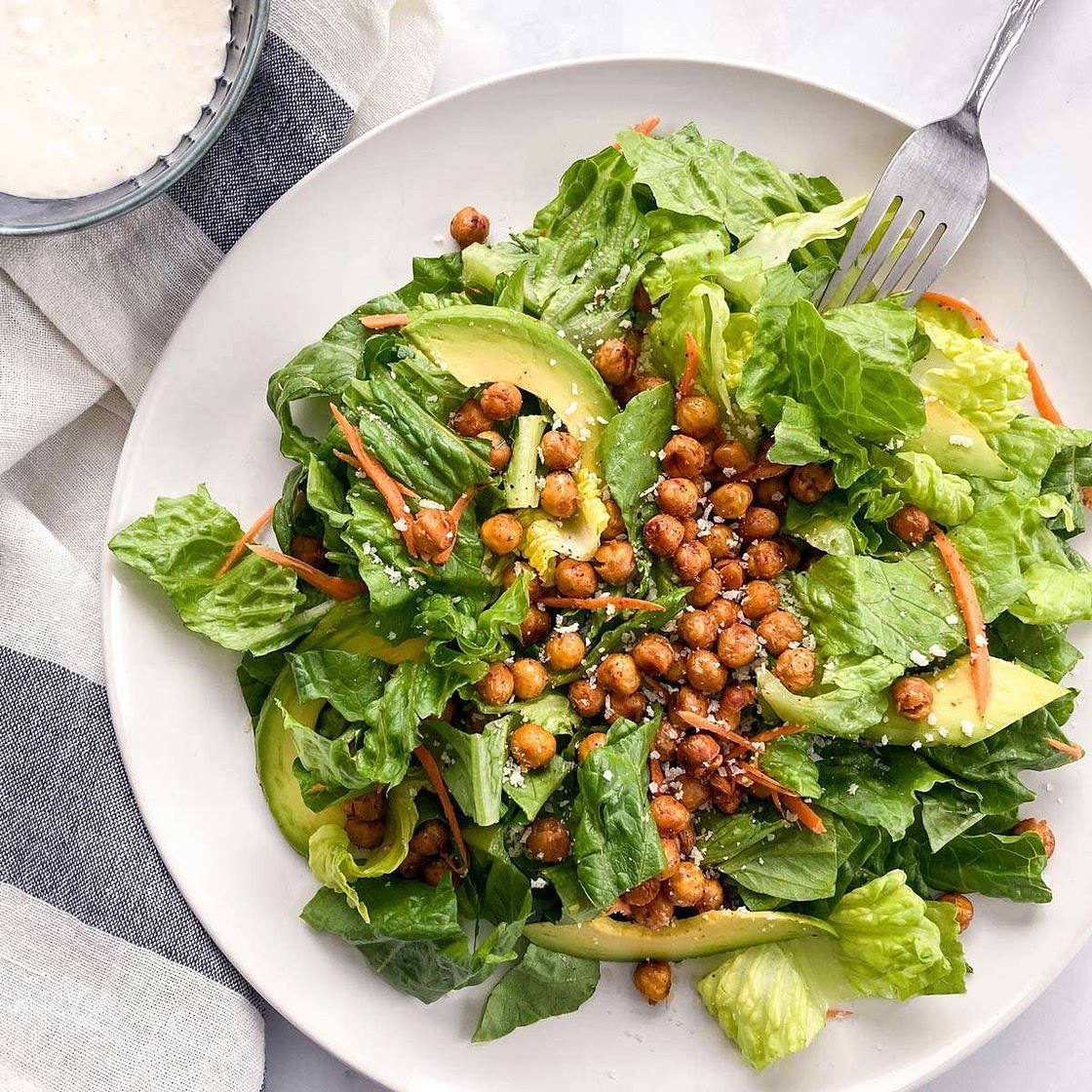Salade repas style César aux pois chiches croustillants