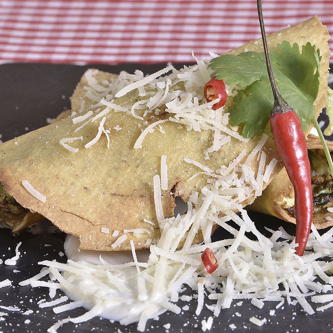 Tacos dorados de espinacas con requesón