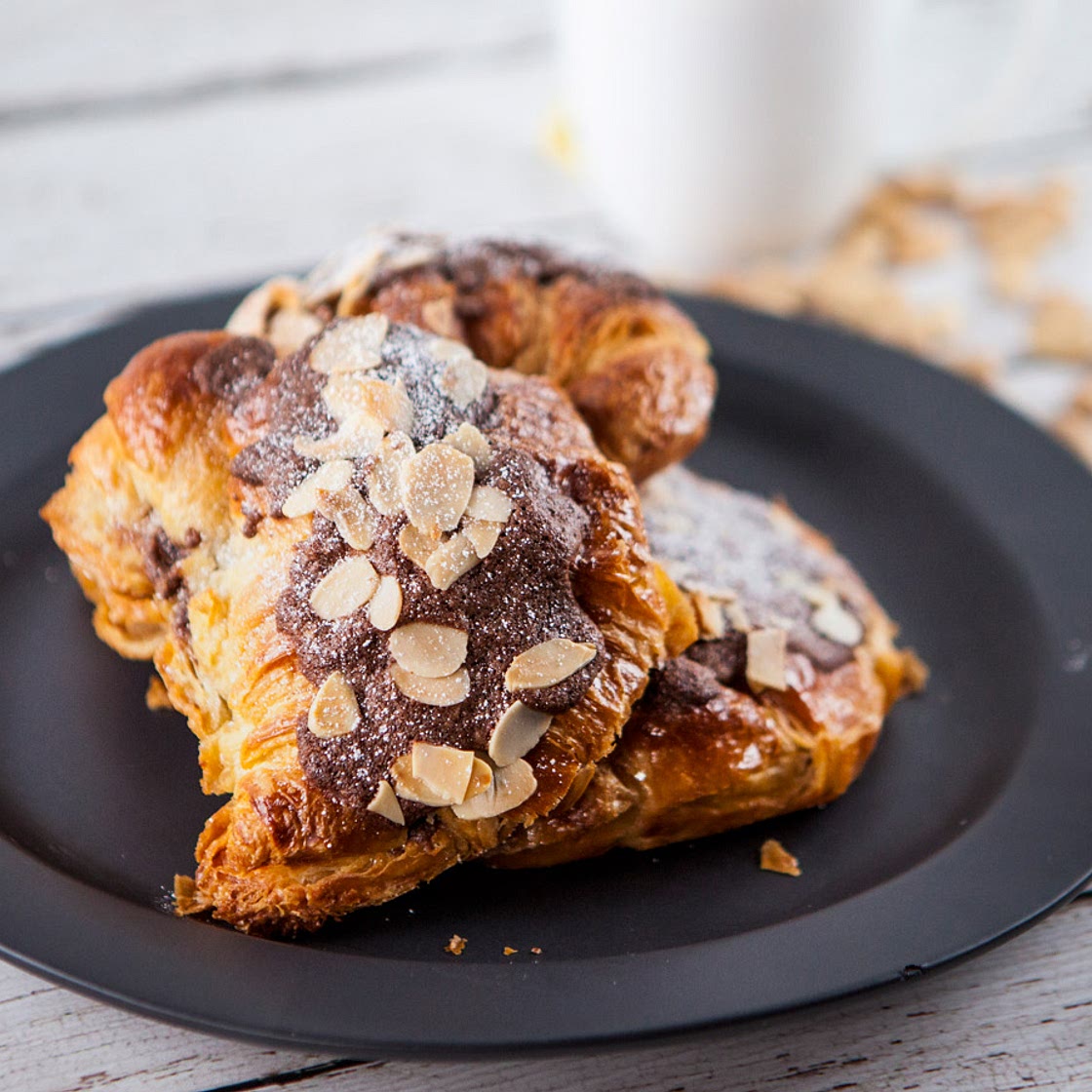 Cruasán de chocolate y almendras (Chocolate almond croissants)