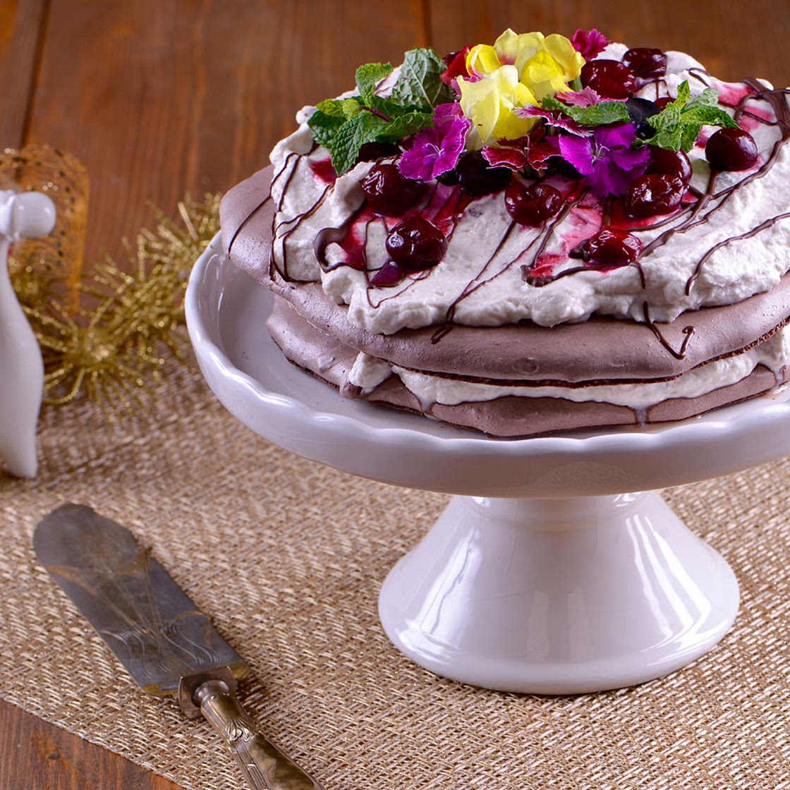 Pavlova de cacao y cerezas