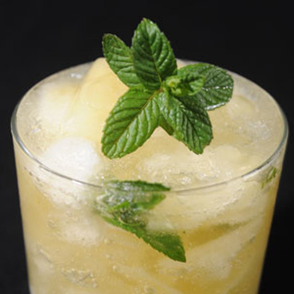 Té frío con hierbabuena