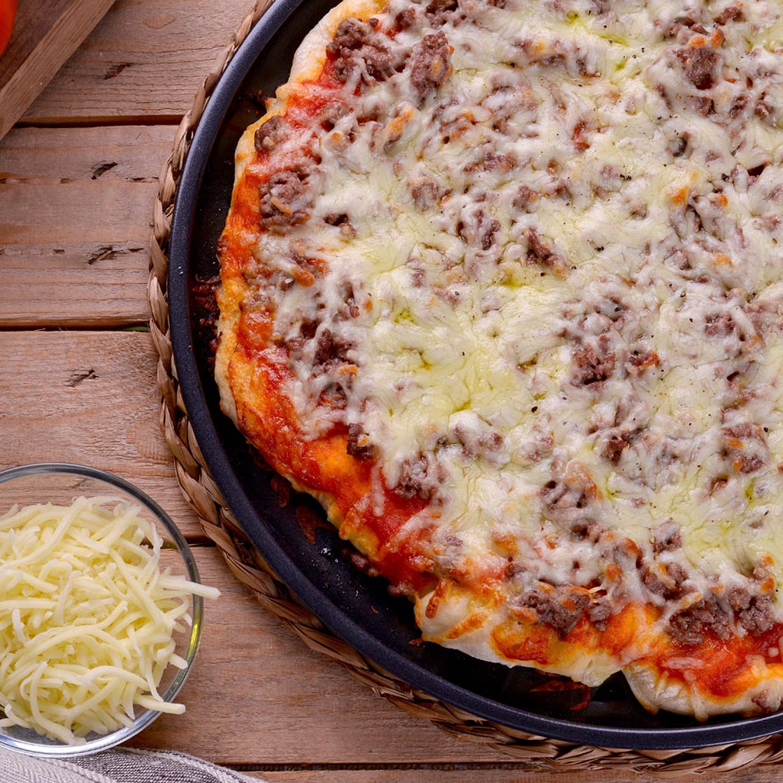 Pizza casera a la boloñesa