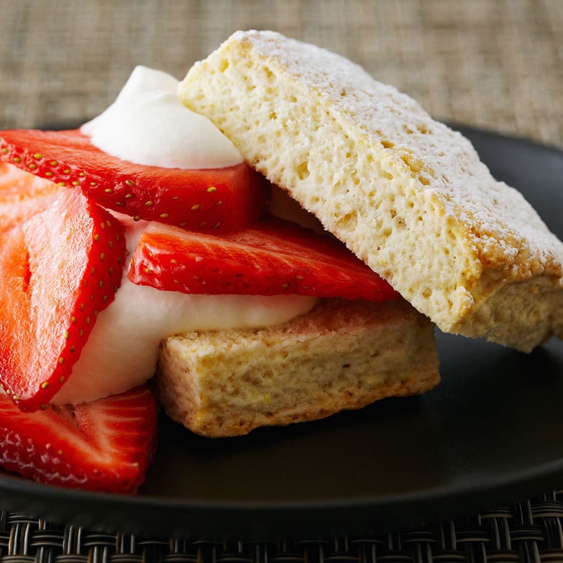 Shortcake de fresa típico americano (Classic farmhouse strawberry shortcake)
