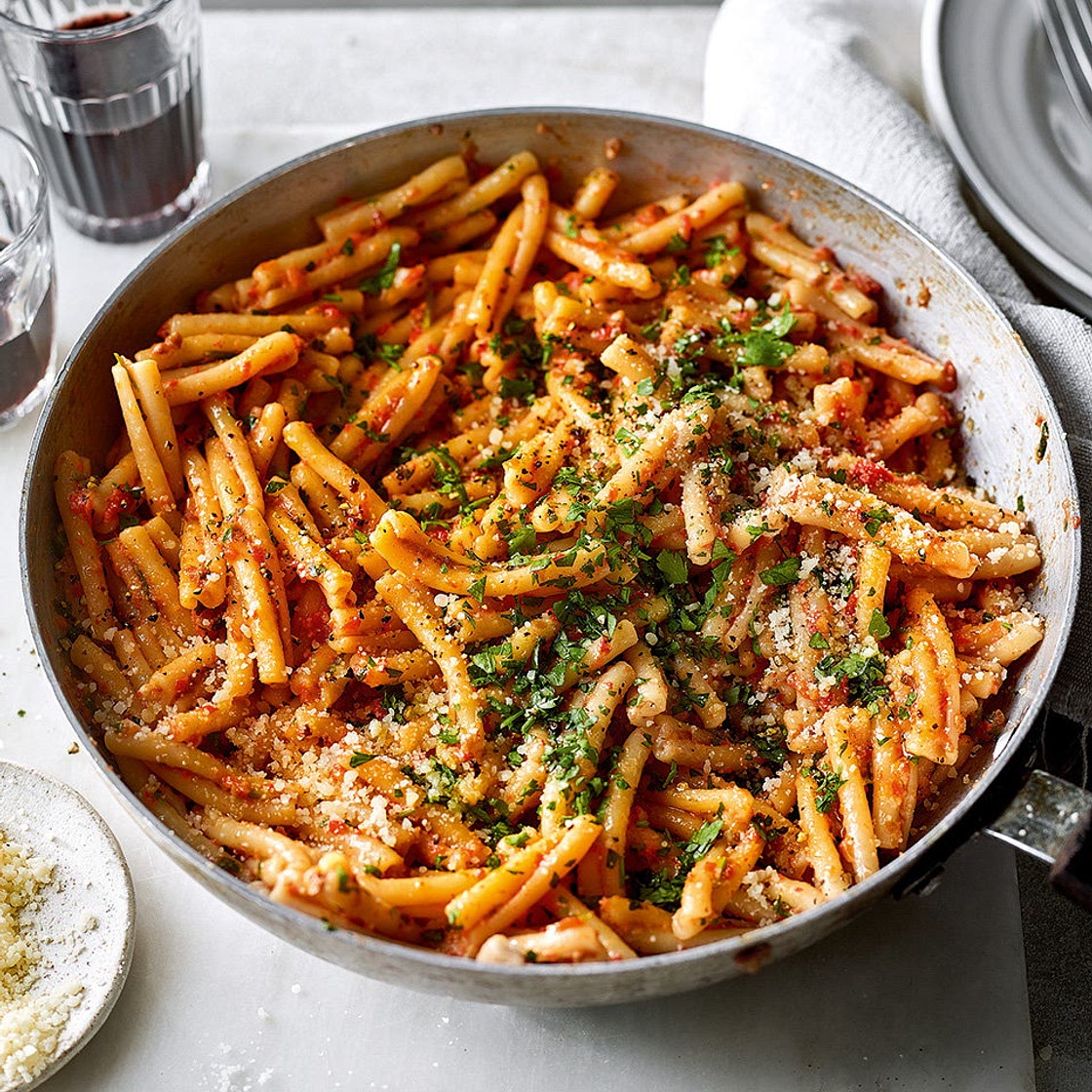 Red pepper pesto pasta
