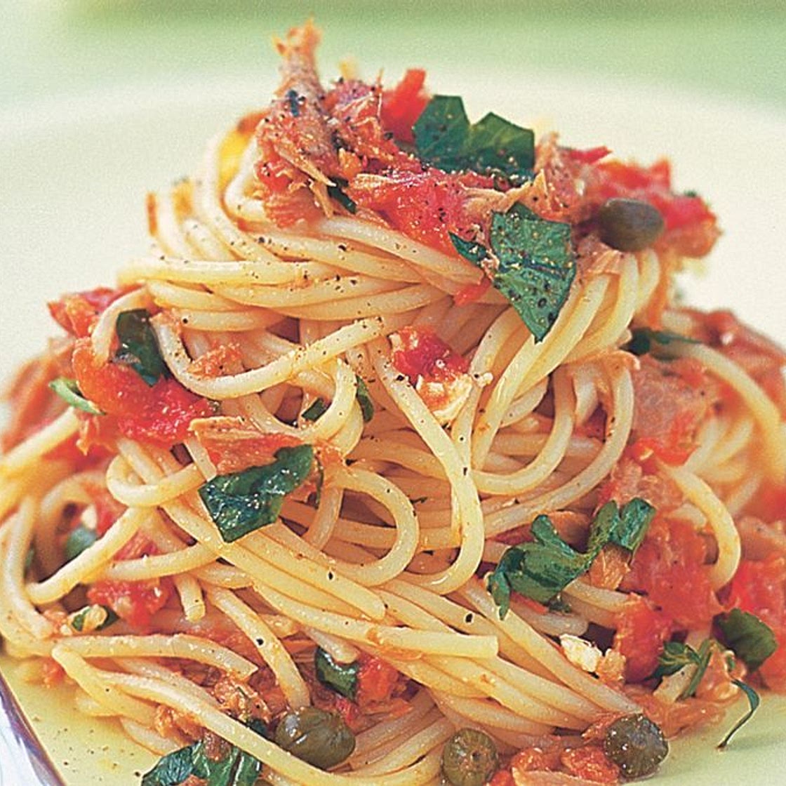 Spaghettini with tuna, capers & chilli