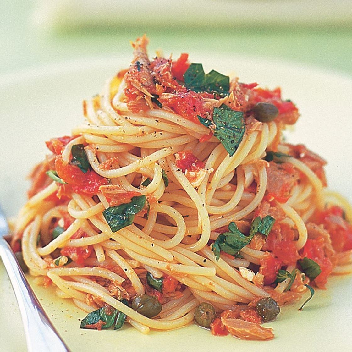 Spaghettini with tuna, capers & chilli